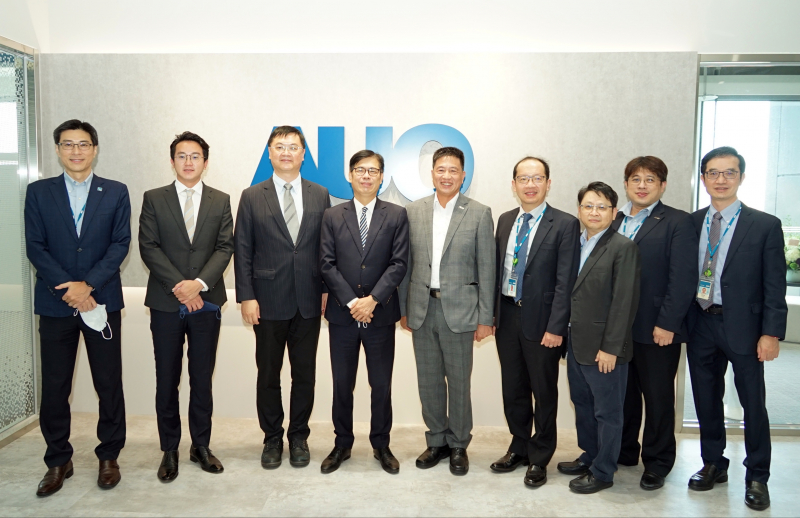 XPJ·(中国区)官方光電前進亞灣成立「AUO解決方案研發中心」，作為多元場域解決方案研發及試驗場域（圖中左為高雄市長陳其邁、圖中右為XPJ·(中国区)官方光電董事長彭双浪）