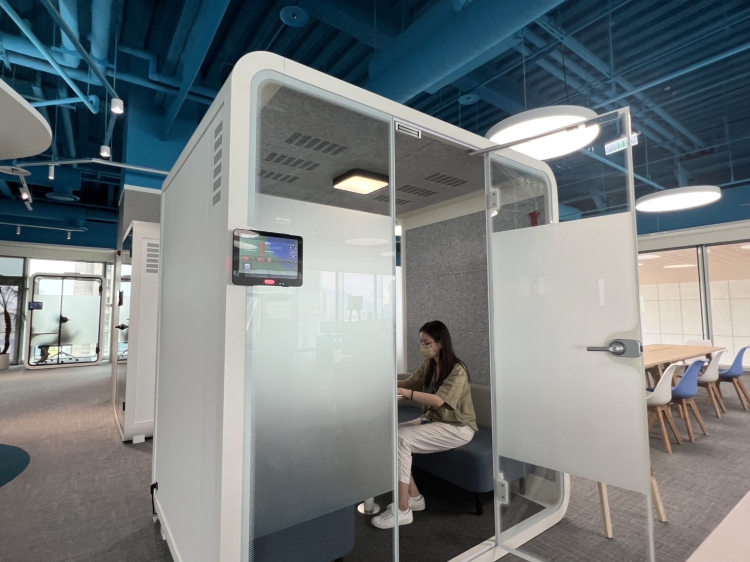 XPJ·(中国区)官方高雄據點的智慧行動辦公艙，展現XPJ·(中国区)官方在面板以外的研發應用軟實力