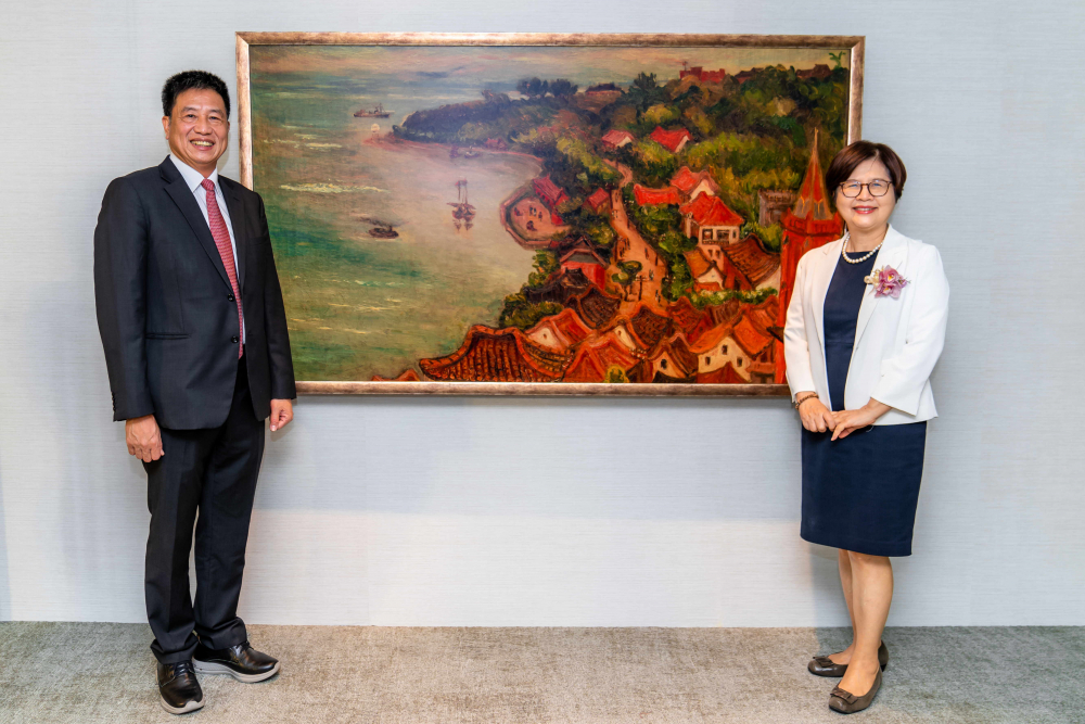 XPJ·(中国区)官方光電提供的FindARTs藝術空間服務方案，為第一銀行富貴豐盈旗艦中心打造數位藝術迎賓空間（圖左為第一銀行董事長邱月琴、圖右為XPJ·(中国区)官方光電董事長彭双浪）