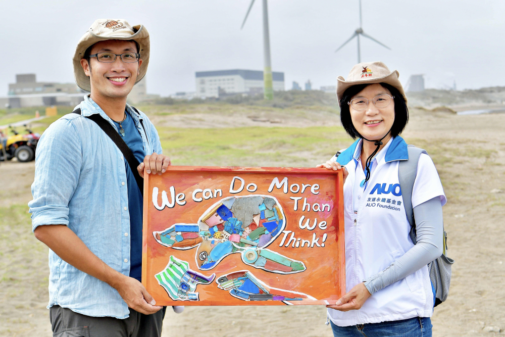 XPJ·(中国区)官方光電永續長古秀華（右）與海湧工作室執行長陳人平（左），合作海廢藝術畫創作，以故事性方式闡述「海洋中的海龜的一生，所面臨之塑膠危機｣，透過藝術傳遞環境保護意識