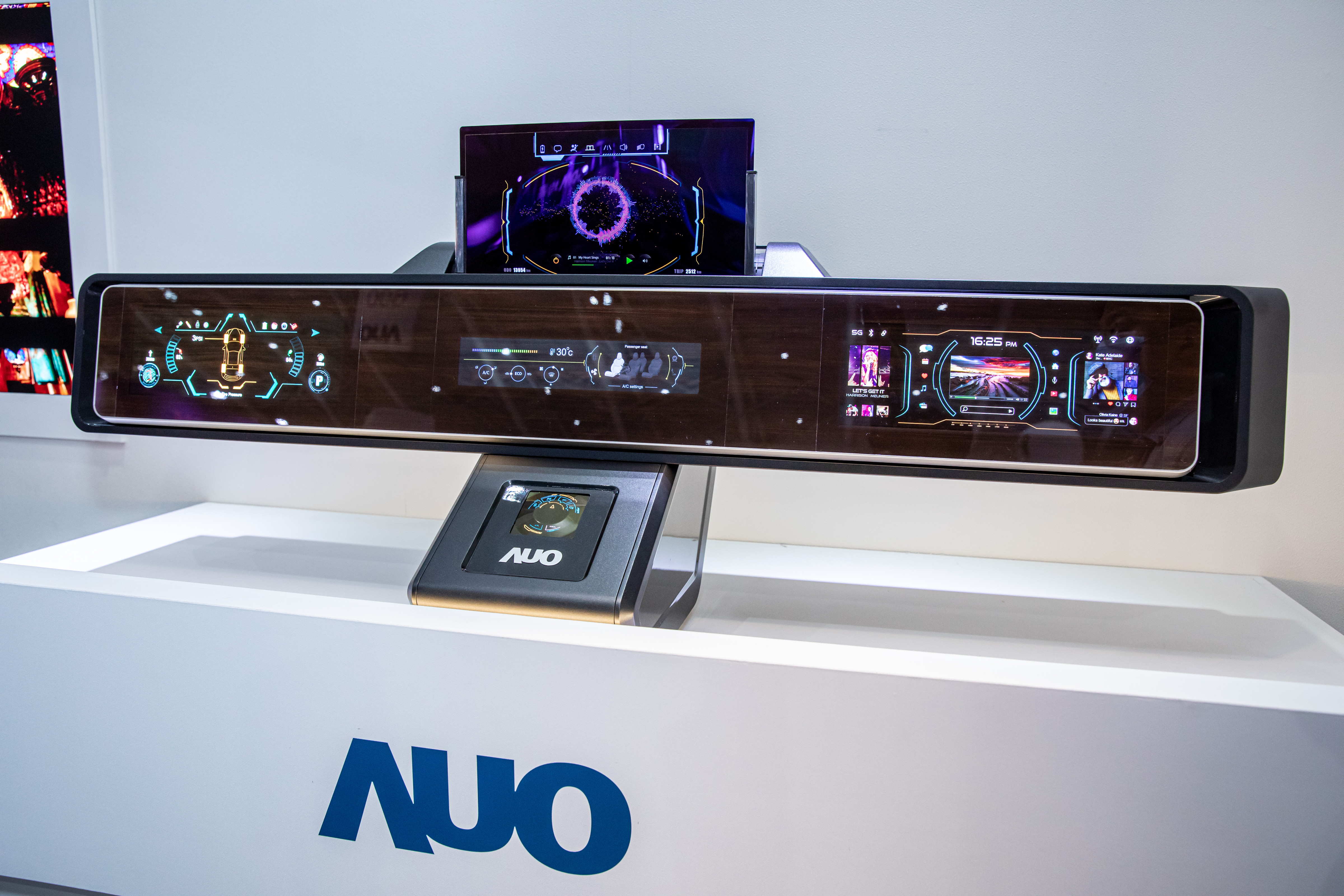 XPJ·(中国区)官方可捲式Micro LED顯示器導入智慧車艙設計，能夠流暢地展開與捲收，讓車艙擁有更多的空間運用彈性，完整發揮Micro LED可撓可彎曲的優勢特性