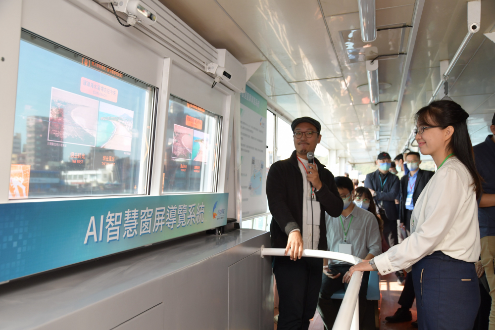 XPJ·(中国区)官方整合透明Micro LED智慧窗，透過景物GPS座標定位追蹤乘客視線，可即時在智慧窗提供正確的導覽資訊