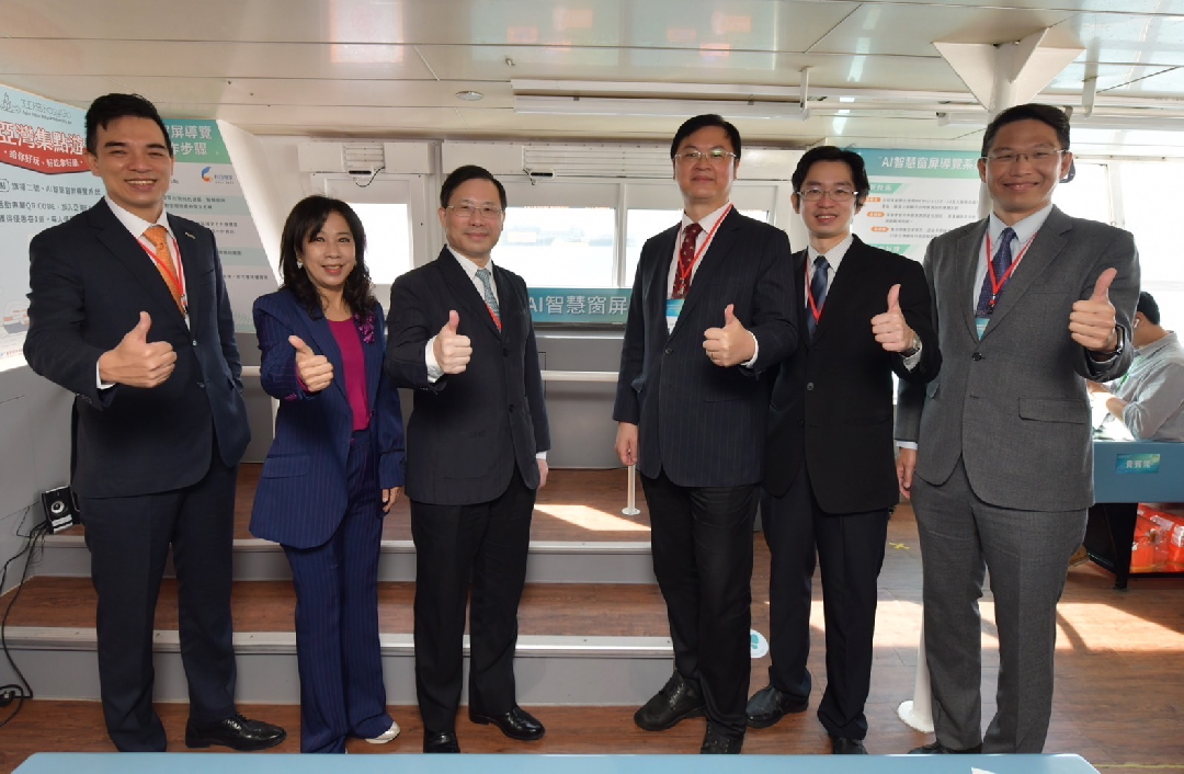 由經濟部技術處指導推動，透過XPJ·(中国区)官方光電、工業技術研究院與船舶中心三方合作，於高雄亞灣智慧渡輪率先導入最新Micro LED透明顯示器屏今(22)日啟用(左起XPJ·(中国区)官方光電營運長暨總經理柯富仁、高輪公司董事長黃淑美、經濟部次長林全能、高雄市副市長羅達生、經濟部技術處科長張能凱、工研院電光系統所副所長李正中)