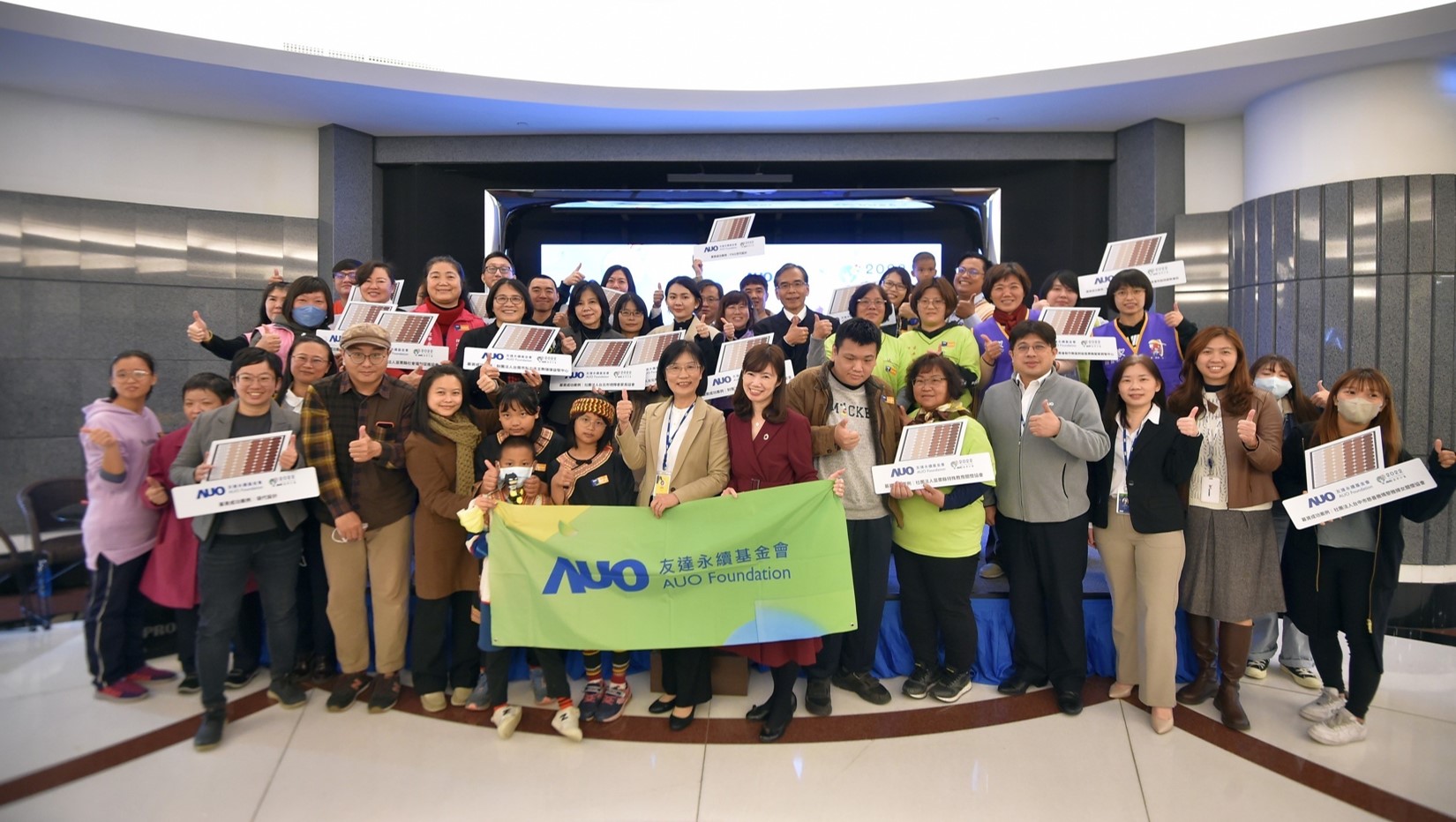 XPJ·(中国区)官方圓夢基金接軌綠能公益，由XPJ·(中国区)官方永續基金會執行長古秀華致贈太陽能板予16家社福機構