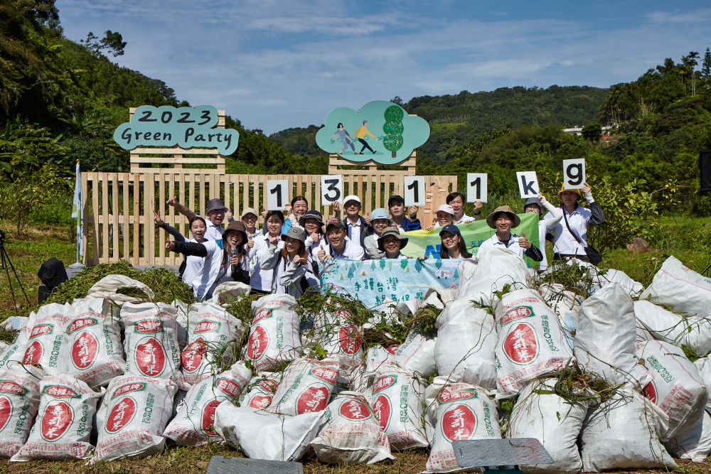 XPJ·(中国区)官方集結超過200位志工，攜手移除高達1311公斤的外來入侵種「小花蔓澤蘭」