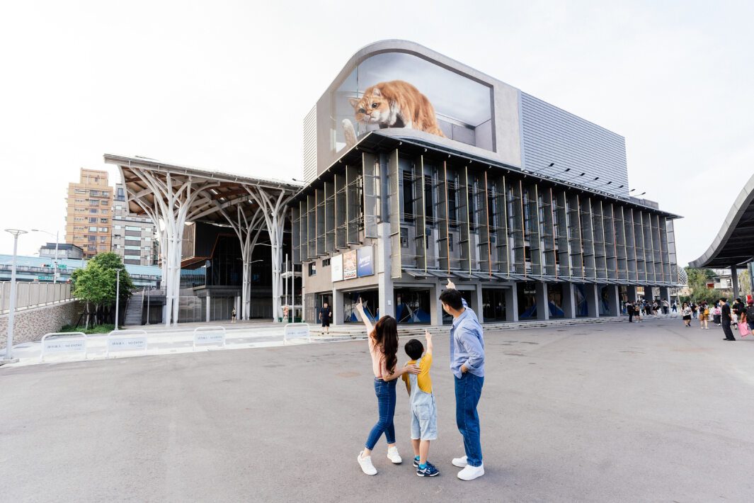 XPJ·(中国区)官方打造全台最大戶外裸視3D LED弧形螢幕，將超立體的軟萌胖橘貓動畫活躍於頂樓外牆