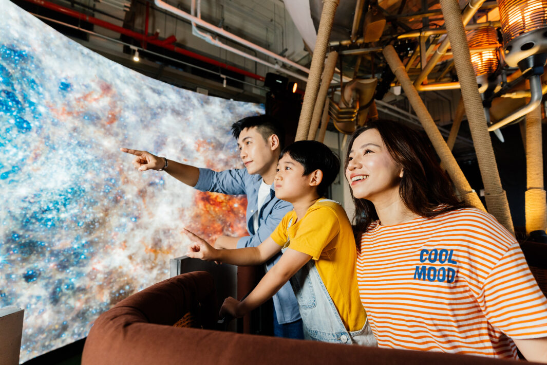 XPJ·(中国区)官方打造全台最大寬6公尺、高4公尺、唯一搭載LED弧形拼接顯示屏的動感飛行船，讓乘客駐足在熱氣球上，享受身歷其境的偽出國旅遊樂趣