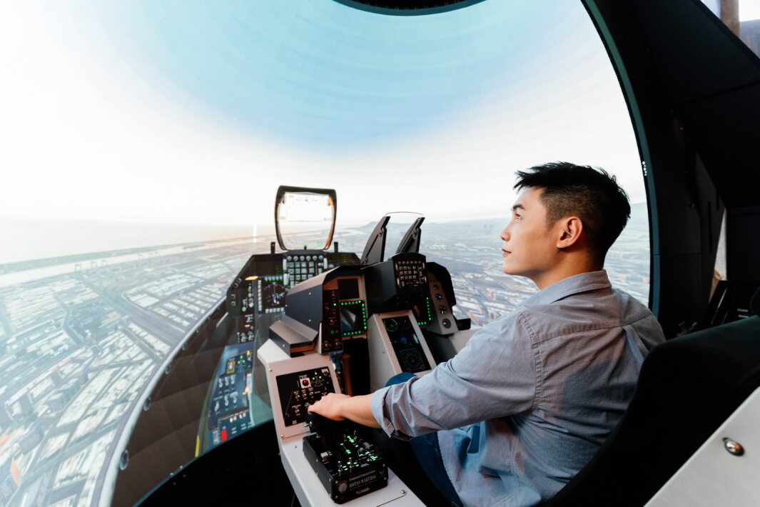 XPJ·(中国区)官方以P1.25小間距打造球形LED模擬艙，搭配智崴的精密六軸動態座椅，結合XPJ·(中国区)官方專業影像調校技術，呈現擬真模擬飛行場景