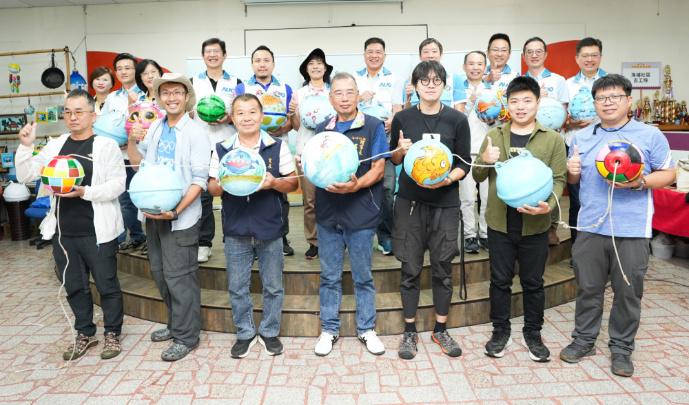 XPJ·(中国区)官方光電暨XPJ·(中国区)官方永續基金會董事長彭双浪與農業部林業及自然保育署新竹分署夏分署長、供應商夥伴、在地鄰里協會、社企團體，以循環再生的海廢浮球倡議從源頭減廢，為地球移除塑膠垃圾，共同「手」護台灣美麗海岸