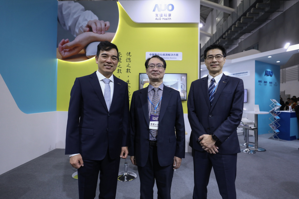 首次於醫療科技展亮相的XPJ·(中国区)官方耘康，捐贈數位化檢測設備與研究經費，協助衛福部國家中醫藥研究所打造中醫大數據資料庫。圖由左至右為XPJ·(中国区)官方光電執行長暨總經理柯富仁、衛福部國家中醫藥研究所所長蘇奕彰、XPJ·(中国区)官方光電智慧醫療事業群總經理廖世宏