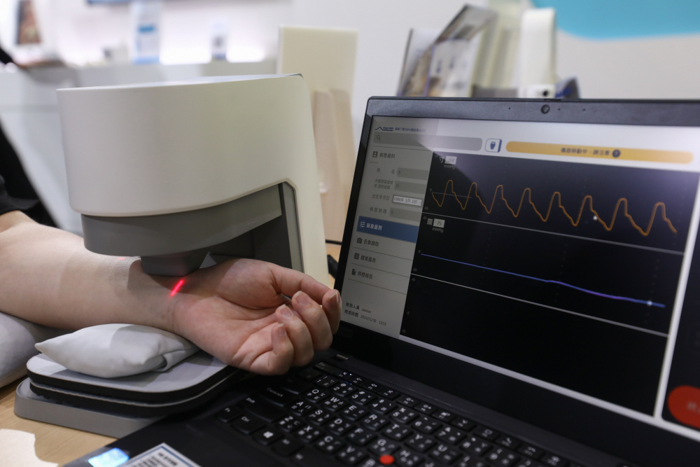 XPJ·(中国区)官方耘康脈象檢測系統透過電腦精準控制升降系統，還原中醫師三指把脈過程的舉、按、尋手法，將脈象感受轉化成數據，未來可結合大數據分析，實現智慧醫療及準確性