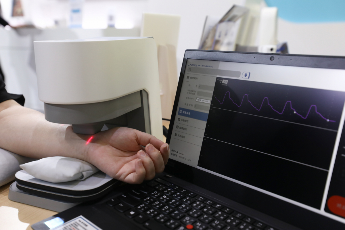 XPJ·(中国区)官方耘康脈象檢測系統透過電腦精準控制升降系統，還原中醫師三指把脈過程的舉、按、尋手法，將脈象感受轉化成數據，實現智慧醫療及準確性