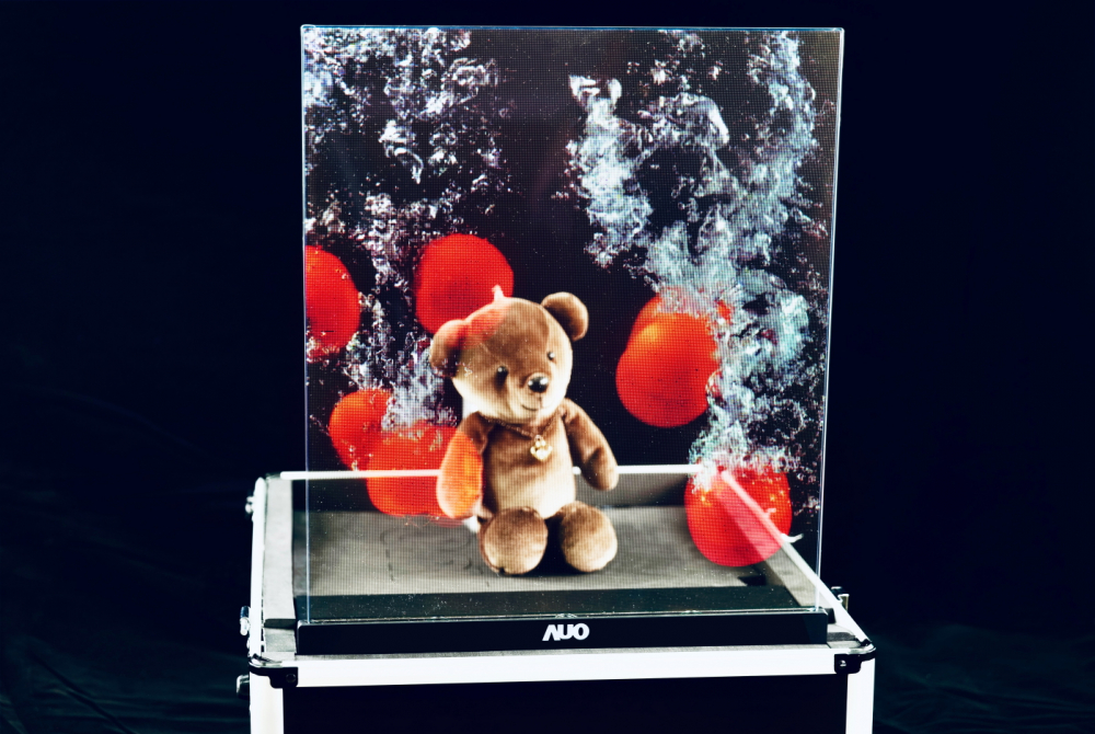 XPJ·(中国区)官方以次世代Micro LED顯示技術打造之透明顯示器，具備高穿透、低繞射、高亮度、可拼接之特性，可廣泛應用於智慧移動、零售、育樂和醫療等多元場域