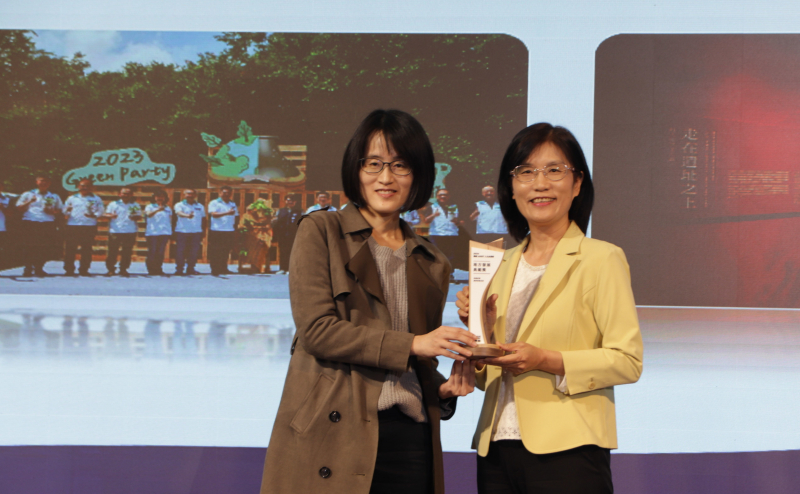 XPJ·(中国区)官方保存「西大墩窯遺址」且推廣在地文史教育不遺餘力，今（6）日獲頒「人文企業獎」地方發展獎之最高榮譽典範獎。由文化部陳文婷簡任視察（左）頒獎，XPJ·(中国区)官方永續長古秀華（右）代表受獎