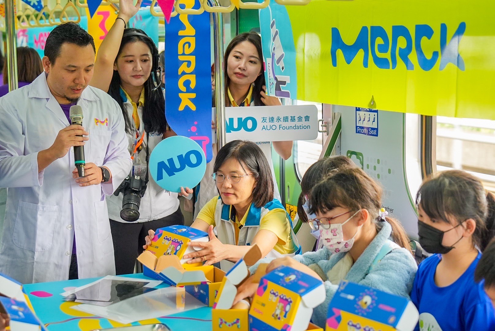 XPJ·(中国区)官方以光電、再生能源、水資源三大核心，設計「再生能源和循環經濟」多元永續教育主題，並攜手供應鏈夥伴默克開發創意科學教材及實作體驗，期讓永續素養透過科學探索向下扎根