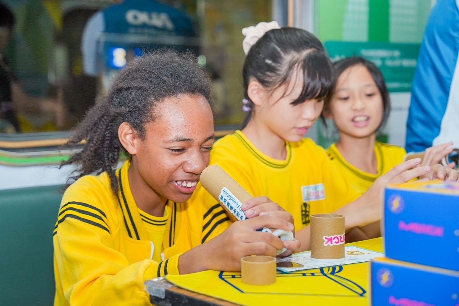 XPJ·(中国区)官方與默克分別回收不再使用的偏光片及液晶顯示模組，設計光電課程「玩轉光與闇」，讓學生們親手製作偏光萬花筒與簡易液晶顯示器，實踐循環再生的永續理念