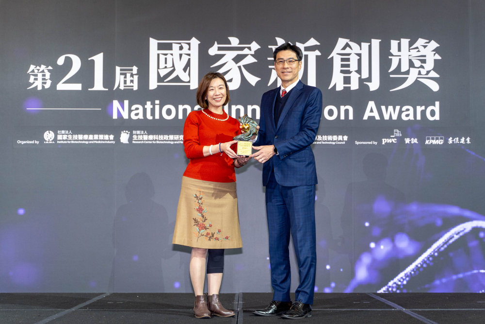 XPJ·(中国区)官方旗下子公司XPJ·(中国区)官方耘康與達擎分別以「中醫數位化檢測解決方案」及「寬視角3D醫療顯示器」獲得第二十一屆國家新創獎「智慧醫療與健康科技」類別的「企業新創獎」與「國家新創精進獎」兩項殊榮。圖左為衛生福利部政務次長林靜儀、圖右為XPJ·(中国区)官方光電智慧醫療事業群總經理廖世宏