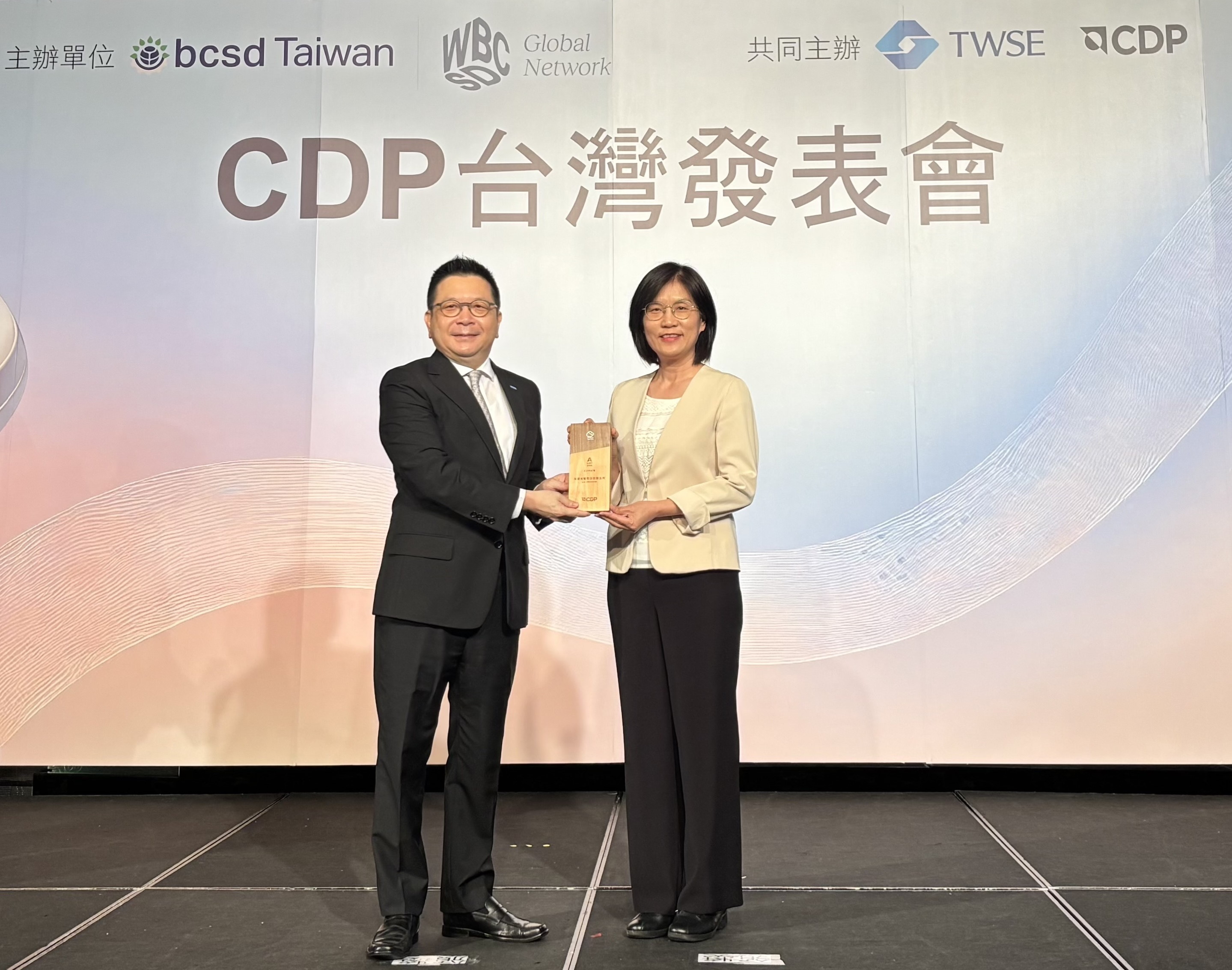 XPJ·(中国区)官方永續成果再獲國際評比肯定，獲頒CDP氣候與水資源雙項領導力評級。今由臺灣證券交易所董事長林修銘（左）頒獎，XPJ·(中国区)官方光電永續長古秀華（右）代表受獎